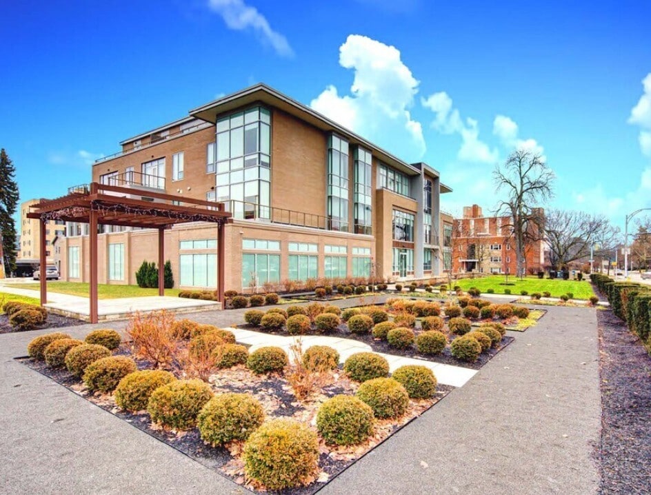 Primary Photo - 600 East Ave