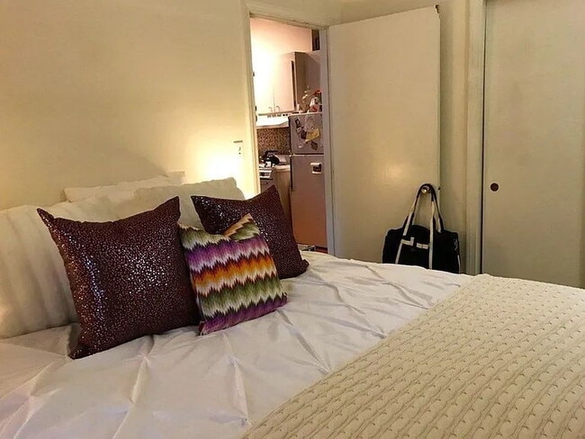 Building Photo - "Charming 1-Bed Oasis in Heart of Boston's Historic South End!"