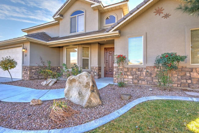 Building Photo - Beautiful St. George Home - Community Pool...