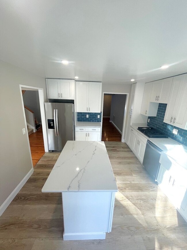 Building Photo - Newly Renovated 3 Level Townhome!