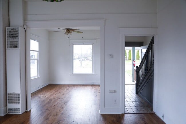 living room with hardwood floors and views - 2622 McCarver St