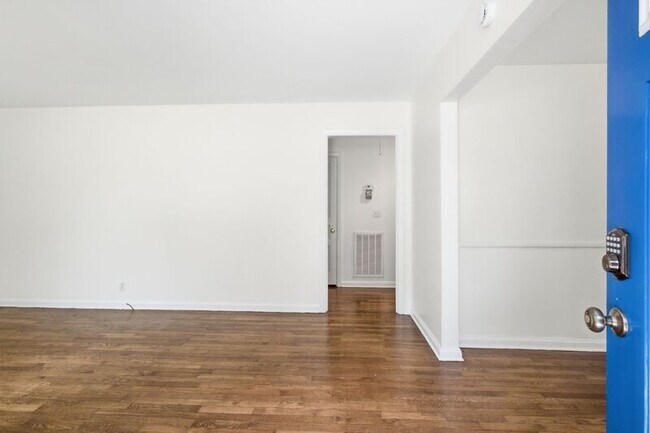 Foto del edificio - 240 Ridgeway Dr
