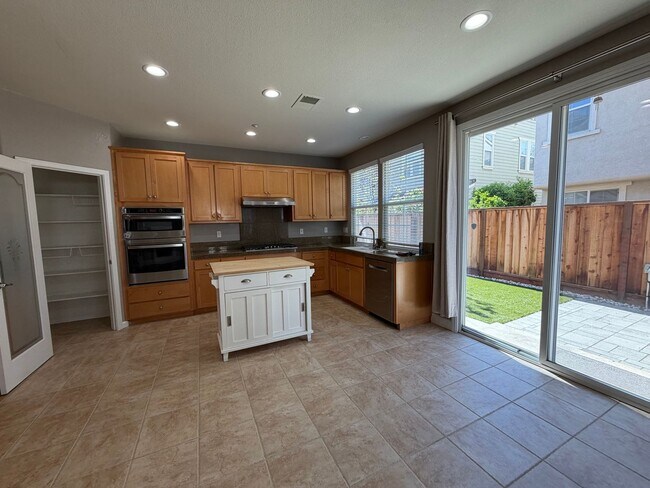 Foto del edificio - Luxurious 4 Bedroom 2.5 Bath Home.