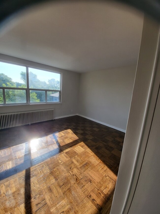 Building Photo - 470 Mortimer Av