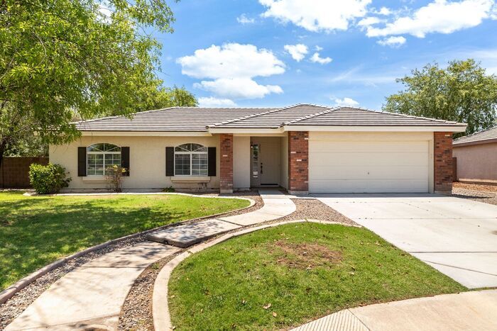 Primary Photo - Discover this stunning 3-bedroom, 2-bathro...