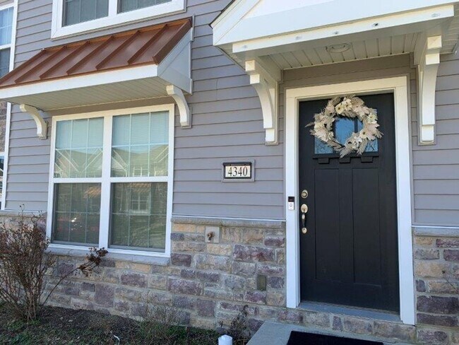 Building Photo - Welcome to this charming 3 bedroom, 2.5 ba...