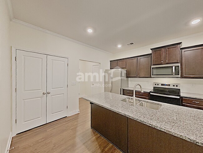 Foto del edificio - 561 Woodall Rd