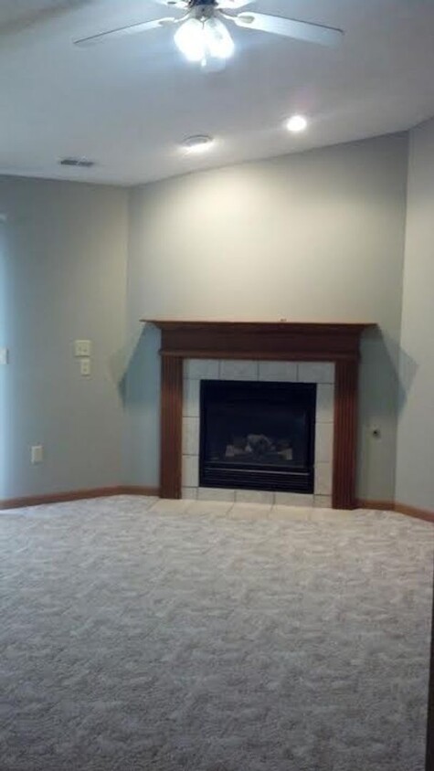 Primary Photo - Spacious 2BD 2 BA duplex with 2 Car attach...