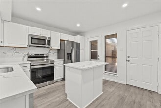 Building Photo - 16532 Holly Trail Dr