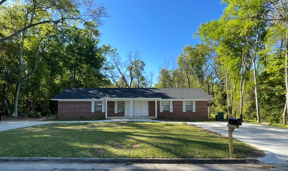 Primary Photo - 445 W Green St