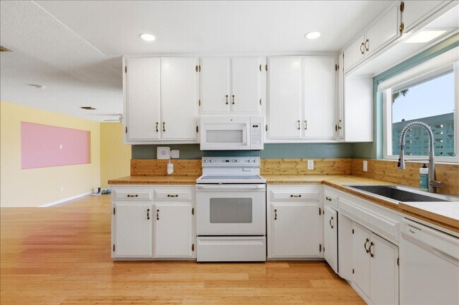Foto del edificio - 3 bed / 2 Bath Mid-Century Home with Two-Car Garage, Soaking Pool and Manicured Backyard!