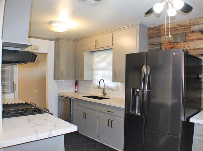 Foto del edificio - Charming Riverside Home on Hillside Avenue!