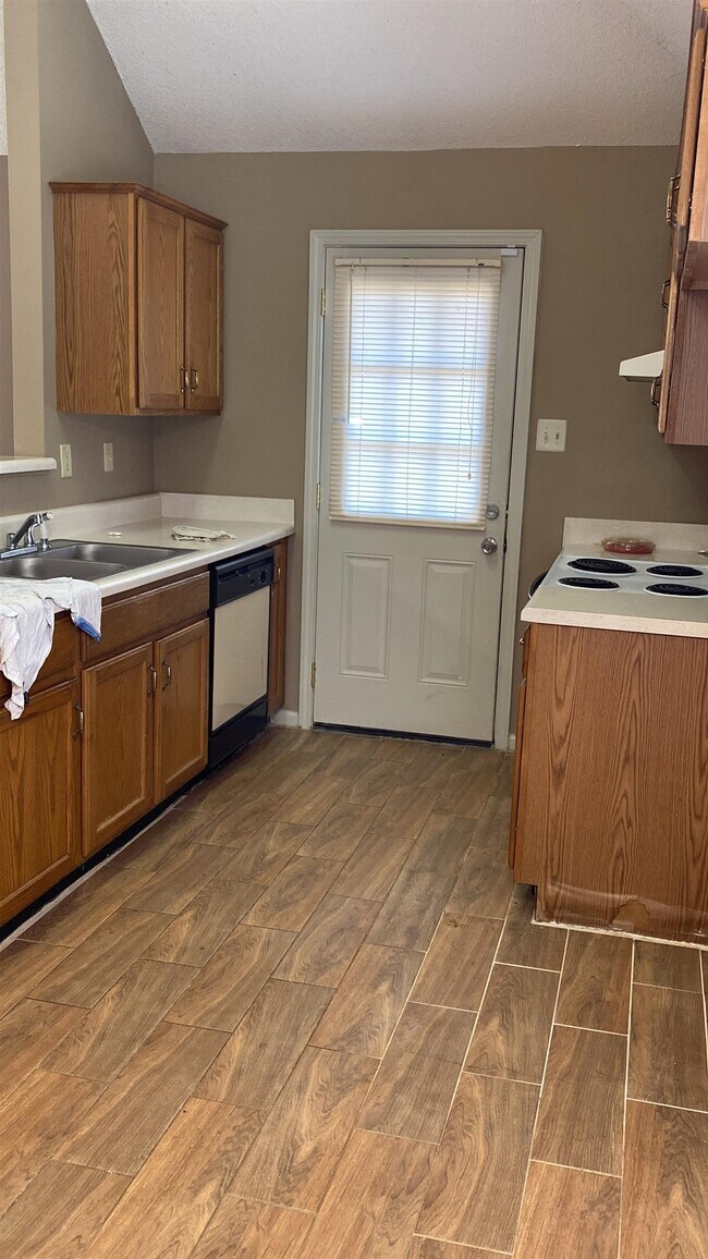 Foto del edificio - 3820 Walden Meadow Dr