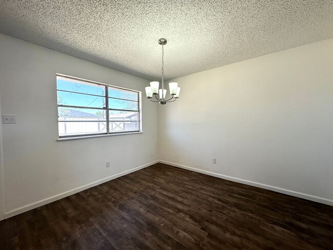 Foto del edificio - Updated 3 Bed/ 2 Bath Available!