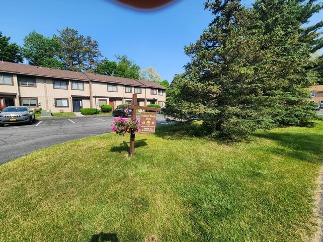 Building Photo - Beautifully remodeled 2 bed, 1 Bath townho...