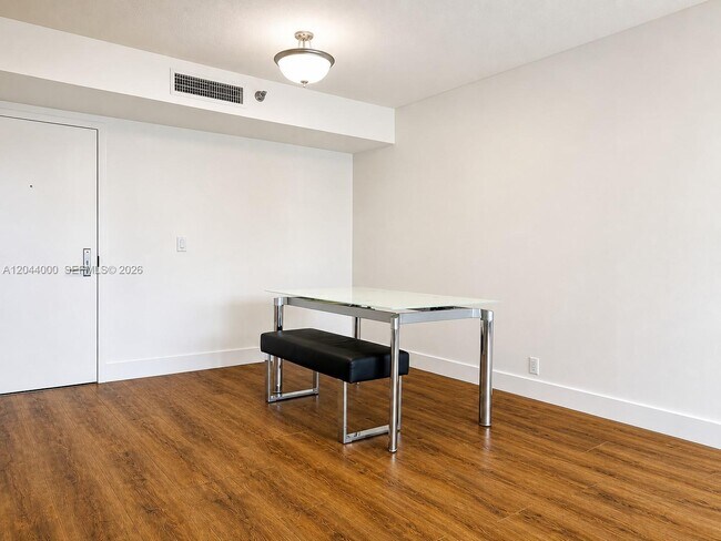 Foto del edificio - 3300 NE 191st St