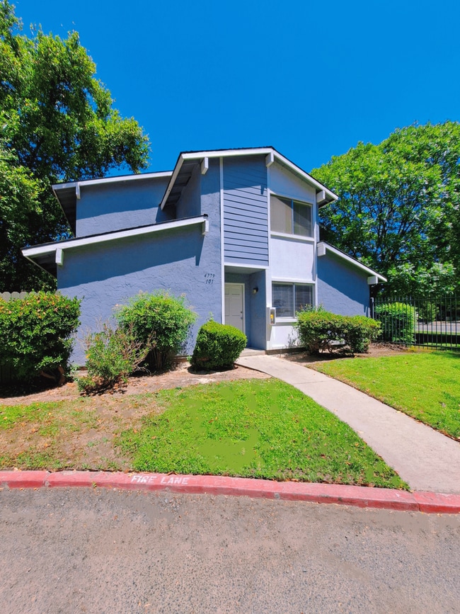 Building Photo - 4779 N Cedar Ave