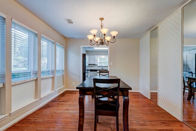 Building Photo - 5503 Glenmere Ln
