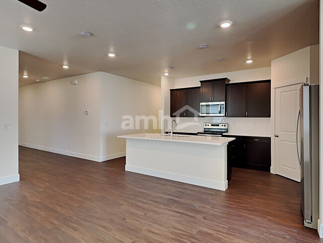 Foto del edificio - 1334 N Barkvine Ave