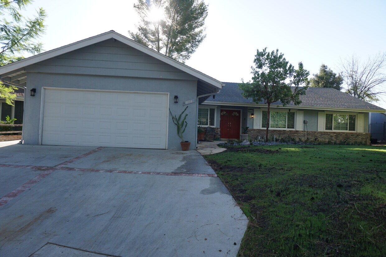Foto principal - 8034 Jason Ave
