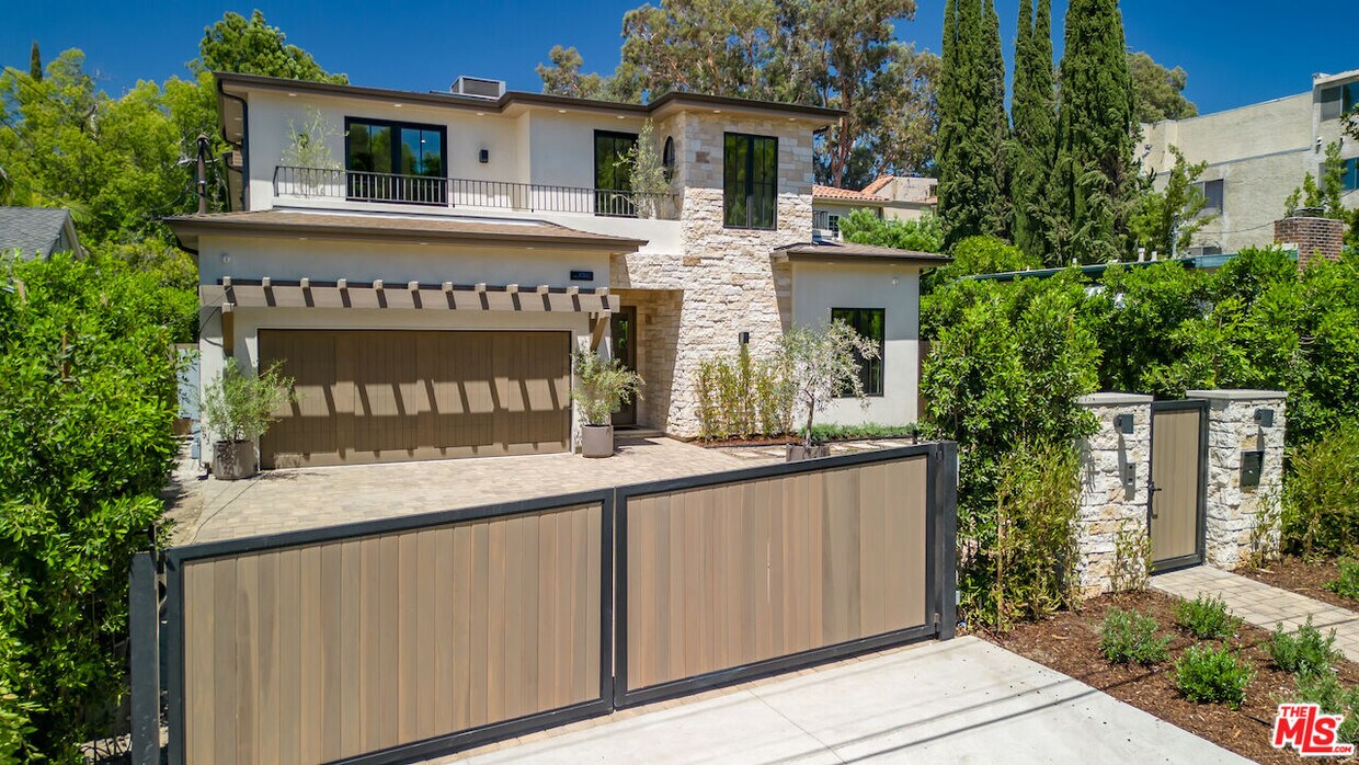 Foto principal - 12527 Huston St
