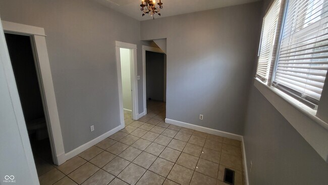 Foto del edificio - 2310 N Kenwood Ave