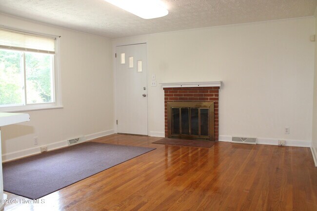 Foto del edificio - 496 Holly Grove School Rd