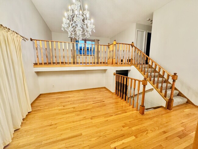 Foto del edificio - "Charming 4-Bedroom Home with Granite Elegance & Hardwood Warmth in Savage!"