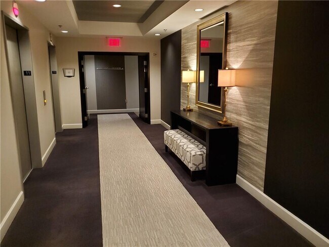 Foto del edificio - 325 East Paces Ferry Rd NE