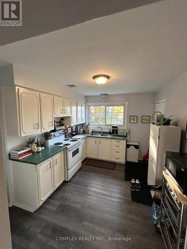 Building Photo - 334 Surrey Dr