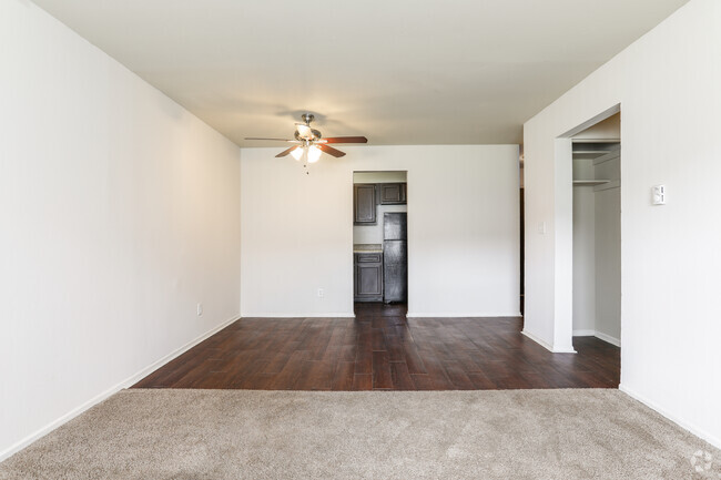 2 Bed/ 1 Bath Flat - 750 Sq Ft - Arlington Village