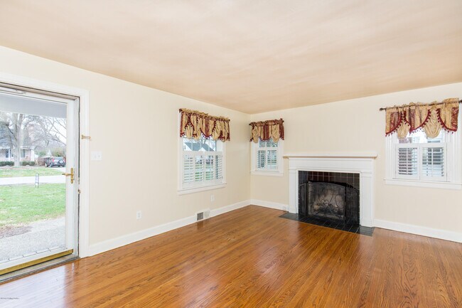 Foto del edificio - 4016 Hillsboro Rd