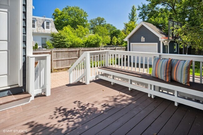 Building Photo - 882 Willow Rd