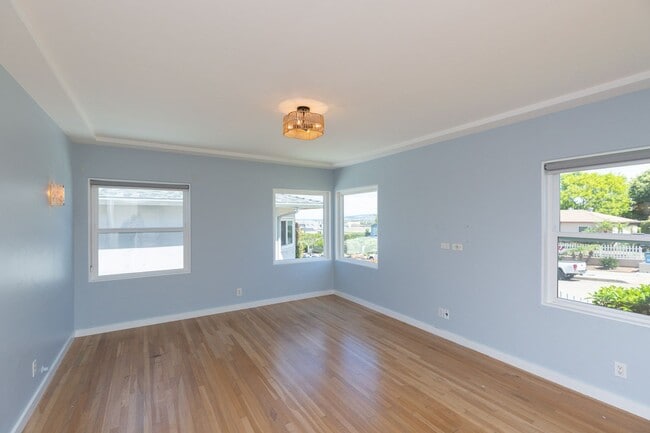 Building Photo - 4557 Saratoga Ave