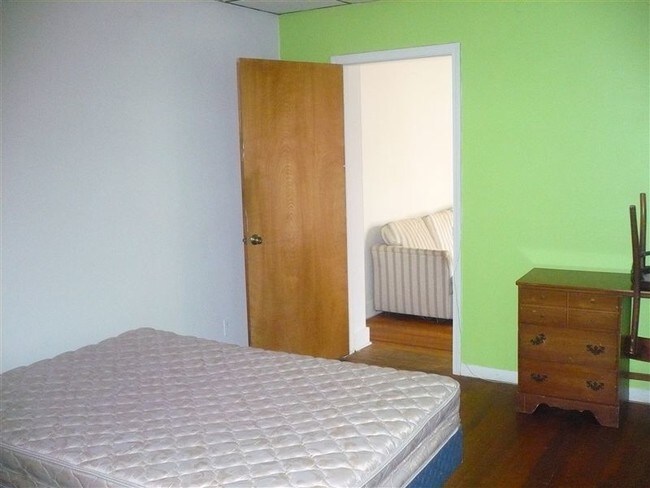 Foto del edificio - 1 br, 1 bath Apartment - 732 S Forest Ave #2