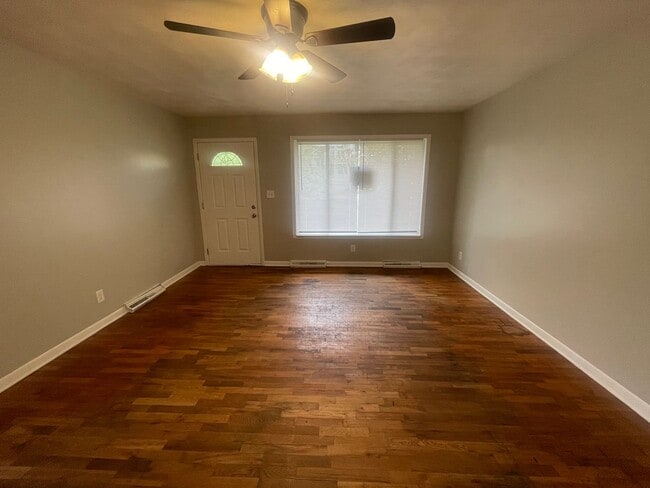 Building Photo - Spacious 4 bedroom home with a detached 2 car garage available now!