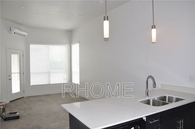 Building Photo - 965 S 200 W