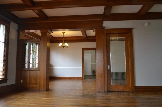 Building Photo - 211 N Spring Ave