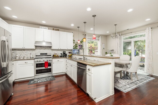 Foto del edificio - Gorgeous Modern Craftsman in Outlook Ridge...