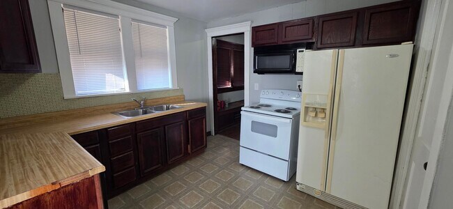 Building Photo - 915 High St