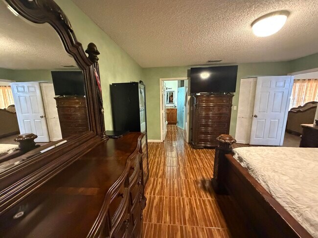 Foto del edificio - 5842 Lake George Pl