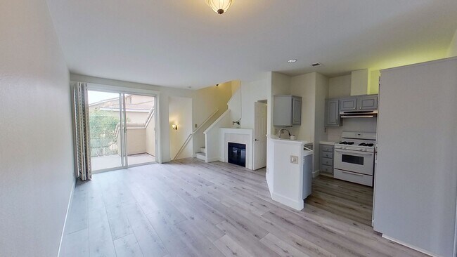 Building Photo - **Move-in Special!!** Tri-Level Condo in A...
