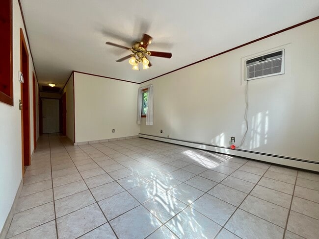 Vista del pasillo desde la sala de estar - 46 Forrest Ave