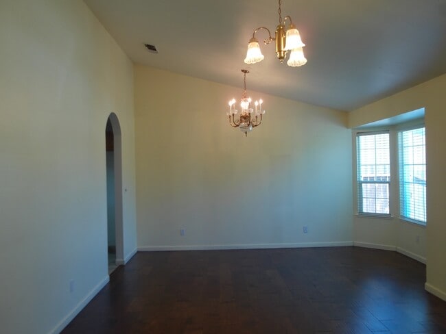 Building Photo - 1502 Williamsburg Dr