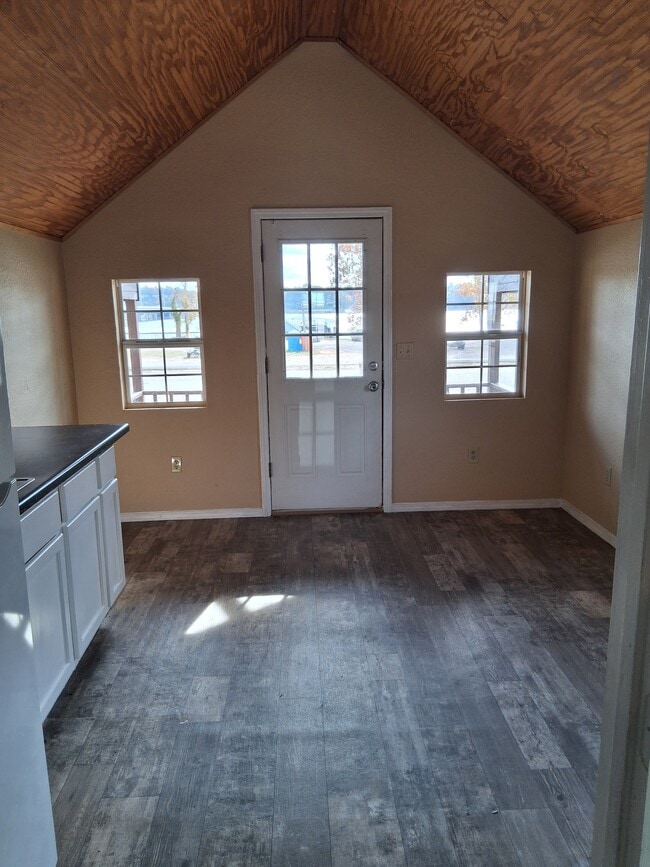 Building Photo - 65400 E 250 Rd