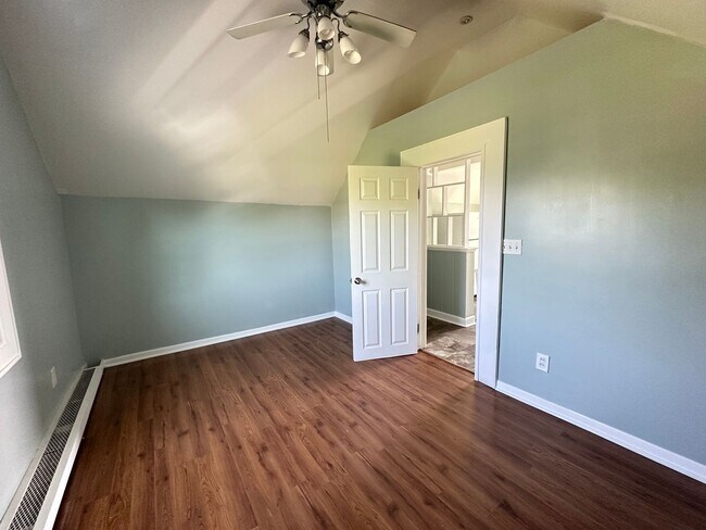 Foto del edificio - Two Bedroom Upper Unit!