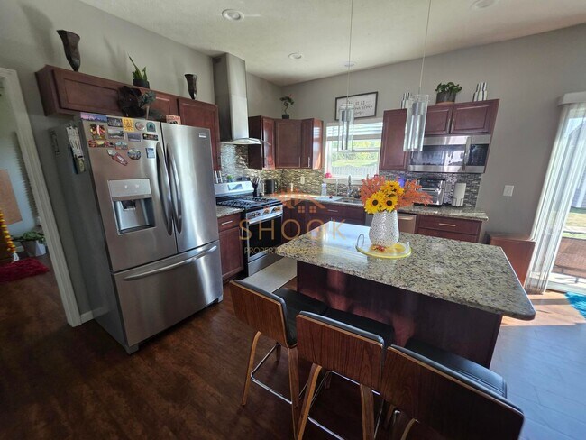 Building Photo - UPDATED 4 BEDROOM HOME WITH LOTS OF SPACE ...