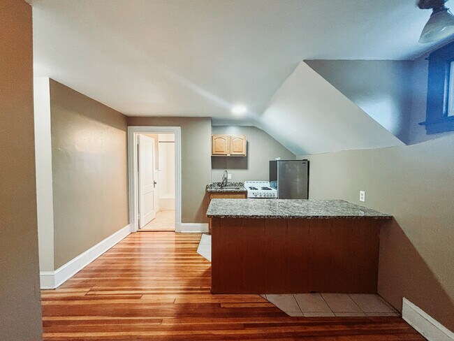 Building Photo - 62 Quaker Ln S