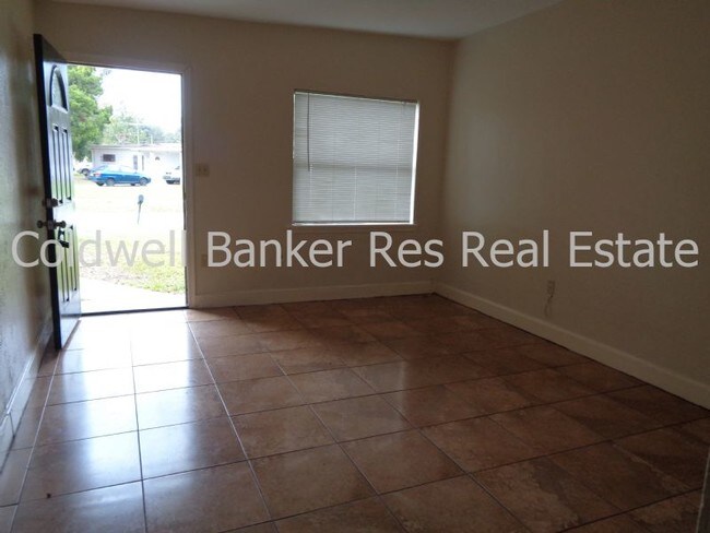Building Photo - 4816 Deauville Dr