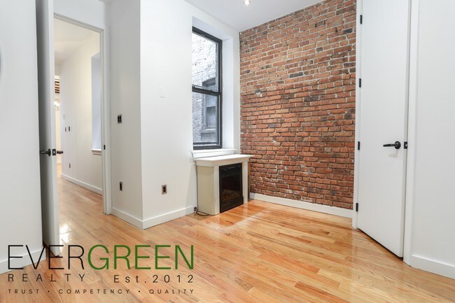 Building Photo - 913 St Johns Pl
